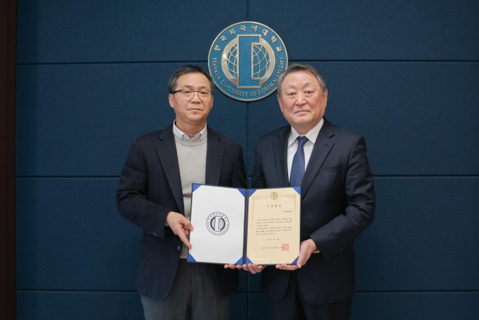 사진, 문양호 동영관광(주) 대표와 박정운 총장