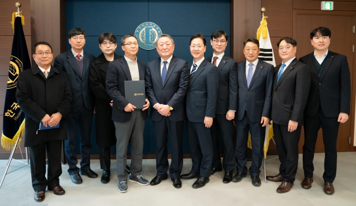 사진, 장학금 기부
