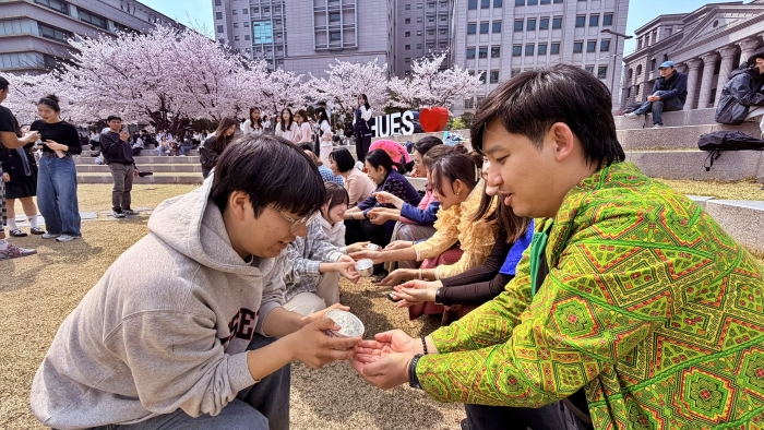 태국 '쏭끄란' 한국외대에서 재현… 축제·태국어 낭독대회 열려 대표이미지